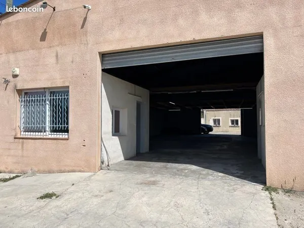 Local hangar entrepôt 220m2 avec 380v
