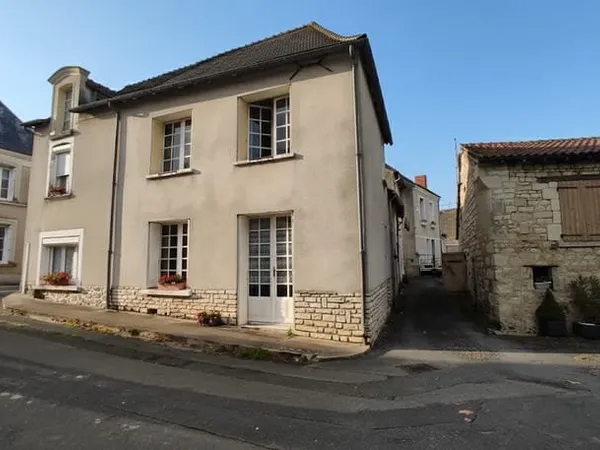 MAISON DE CENTRE BOURG A RENOVER