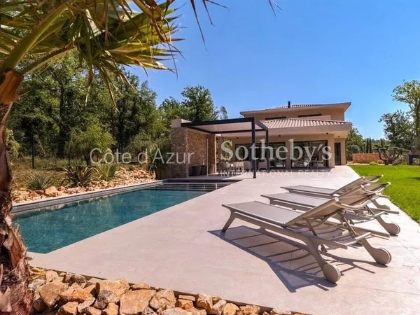 Villa 5 pièces 240 m²