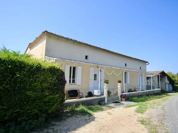 Une maison en pierre avec boulodrome, club house et 2 gîtes à proximité d'Eymet