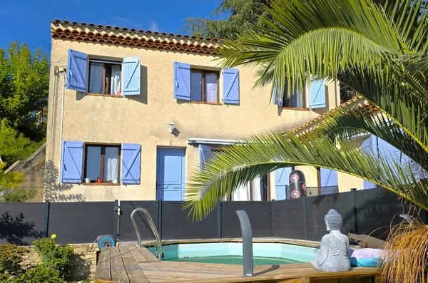 SAINT SAVOURNIN (13) Maison 5p pleine de charme avec dépendance, piscine, cuisine d'été, four et gar