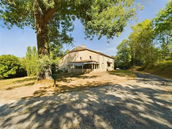 Grande maison familiale dans un endroit paisible