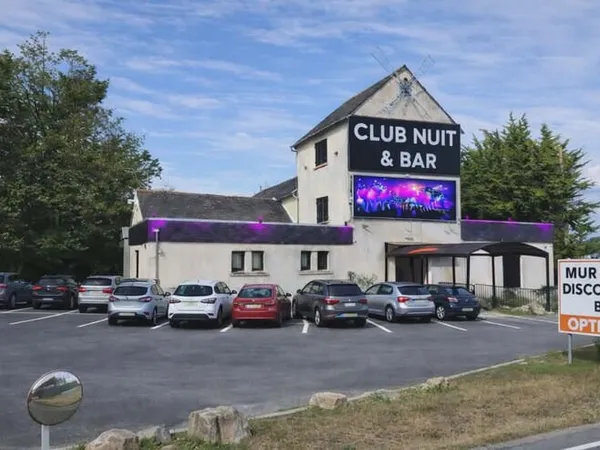 CLUB & BAR - MURS & FONDS - EMPLACEMENT N°1 - Forte visibilité