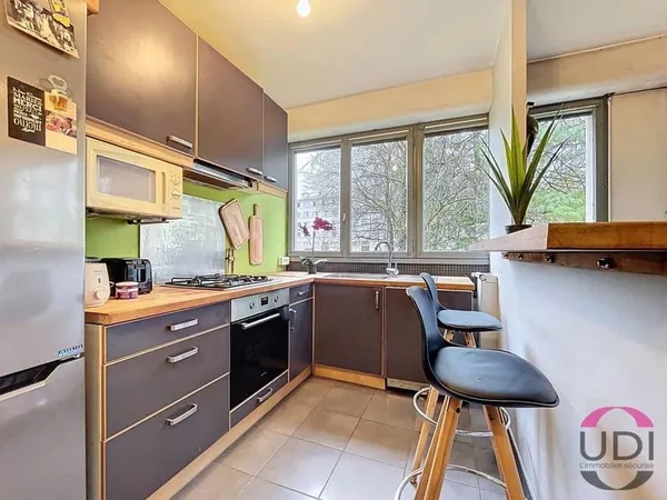 Appartement 2 pièces lumineux avec vue sur la verdure, parking et cave dans secteur recherché