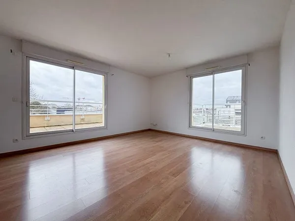 AVRILLE - Appartement 2 chambres dernier étage avec trois terrasses et garage au coeur du centre d'A