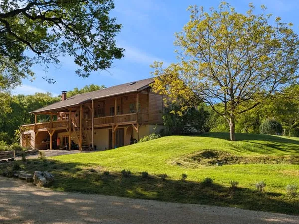 Exclusivité Autoire : Maison bois massif de 245 m2 avec piscine et sauna sur 4000 m2