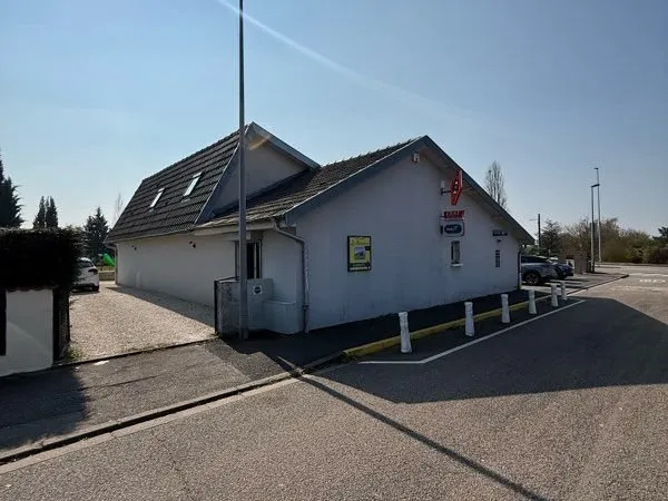Immeuble commercial 200m2 terrasse + parking + étage à vendre ou à louer