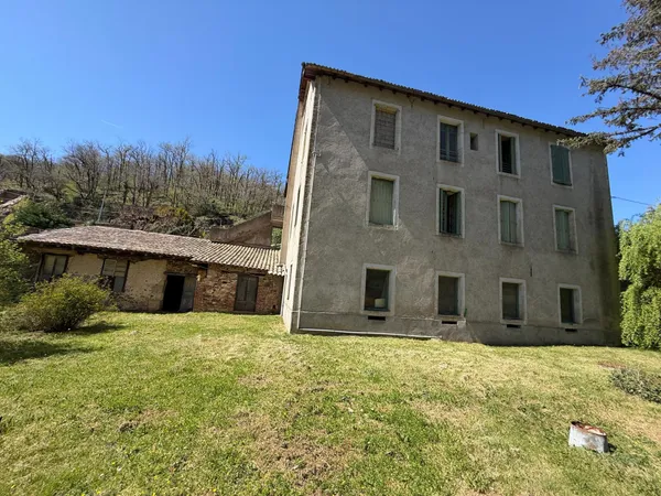 Laissez-vous séduire par le charme authentique de ce moulin à rénover niché au coeur de l'Aveyron