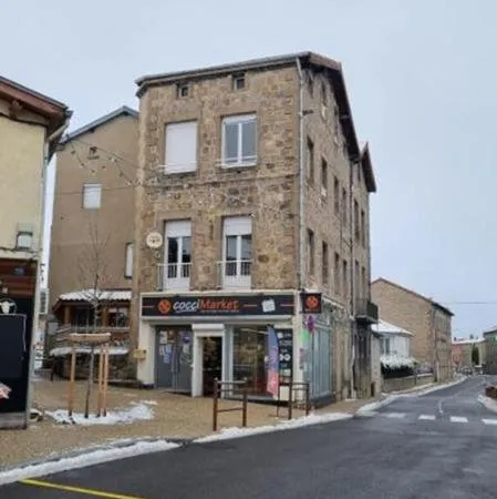SAINT JUST MALMONT 43240 en plein centre du village Immeuble en pierres de quatre niveaux édifiés su