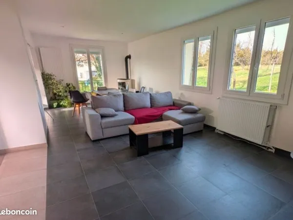 Maison familiale rénovée - 163 m² - Terrain 1 100 m² - Dole même - secteur St-Ylie