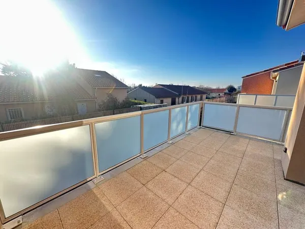 Salvetat T3 traversant de 64 m² + terrasse 13 m² + garage + pk