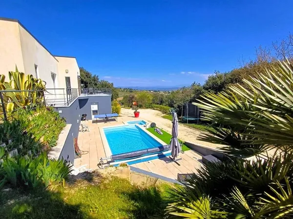 Villa 5 pièces 247 m²