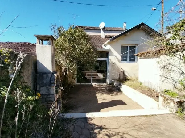 Maison en pierre du 18ème siècle avec une cour et un hangar