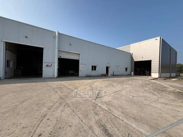 Local commercial 9 pièces 1525 m²