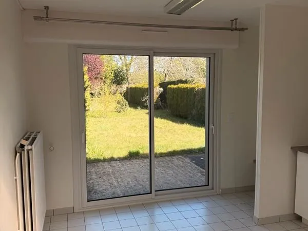 GRANDE SALLE DE CONSULTATION 23,5m2 - CABINET PARAMEDICAL - LE MANS MADELEINE - ACCES JARDIN