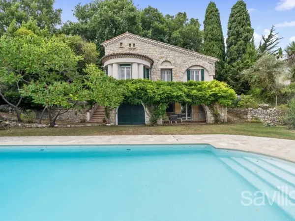 Villa de parfumeur offrant une superbe vue