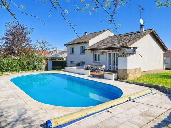 Maison 94 m2 3 chambres Piscine Terrain 961 m2 Ville