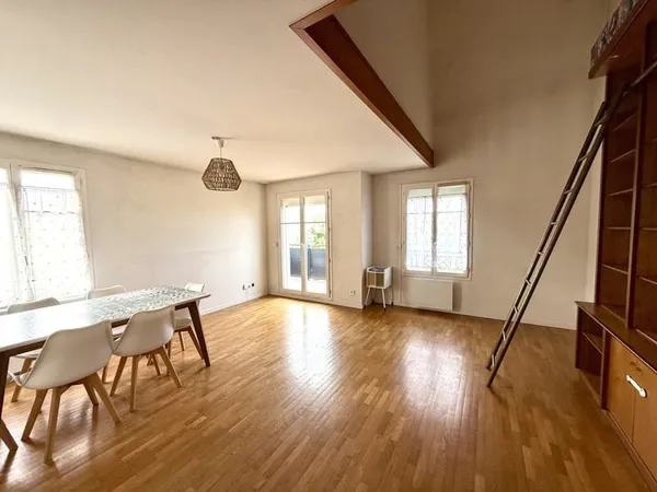 Appartement DUPLEX F5 avec balcon, cave, parking, proche Tra