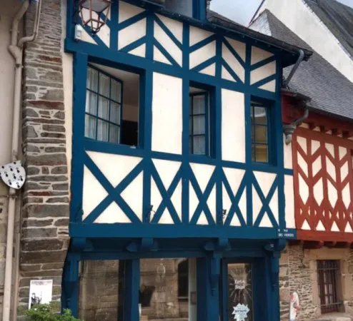 JOSSELIN Bâtisse à colombages