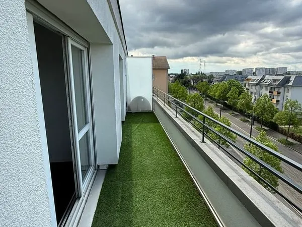 Appartement attique 2 pièces avec 2 balcons tram au pied de l immeuble