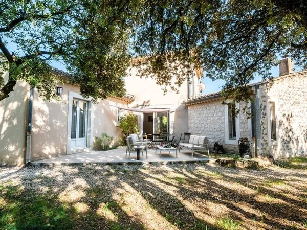 À proximité du village, Villa avec studio indépendant, piscine et belles prestations