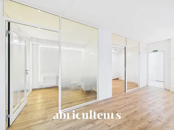 Bureau au rdc de 64m2 -- Espace cuisine - WC et douche - Dépendance - 98 rue Jean Fraix - Rezé