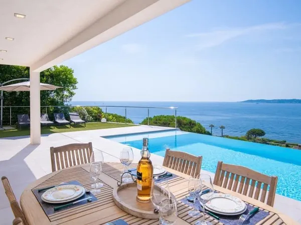 Villa contemporaine sans vis-à-vis avec panorama exceptionnel à Sainte-Maxime