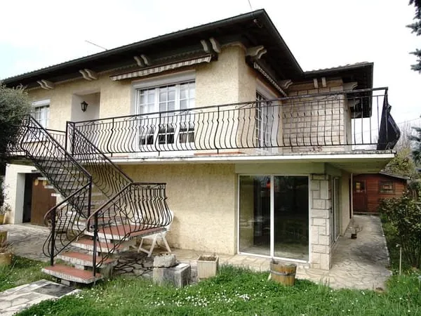 Villa familiale avec potentiel double logement Quartier résidentiel