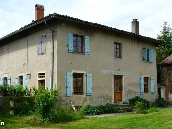 Maison de 1800 mitoyenne avec dépendances sur 4000 m² de terrain