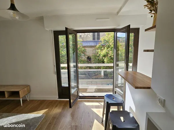 Location studio meublé refait à neuf 22m2 avec balcon - Paris 18 Jules Joffrin