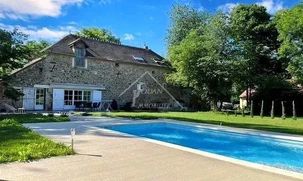 LONGERE RENOVEE AVEC PISCINE SUR 1.7 HECTARES