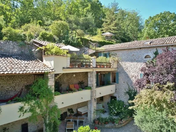Propriété de village en pierre avec jardin et cour