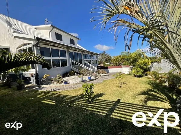 Maison familiale de 8 pièces avec piscine au centre ville du Ta