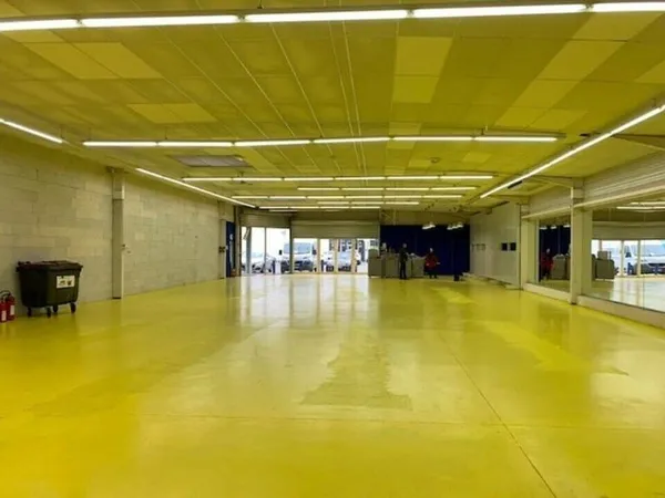 Local commercial 602 m²