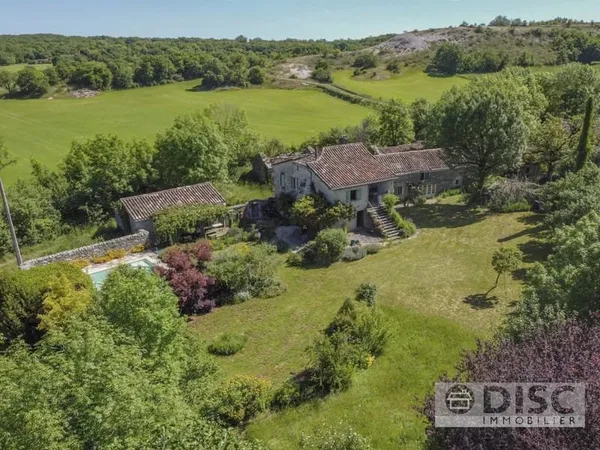Charmante propriété avec gîte, piscine, grange un magnifique jardin.