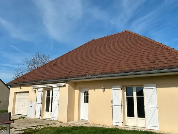 MAISON DE PLAIN-PIED 5 PIECES 127m2 HABITABLES SUR TERRAIN CLOS 773m2