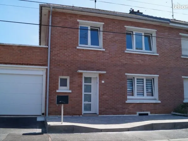 Maison rénovée avec garage jardin et sous sol