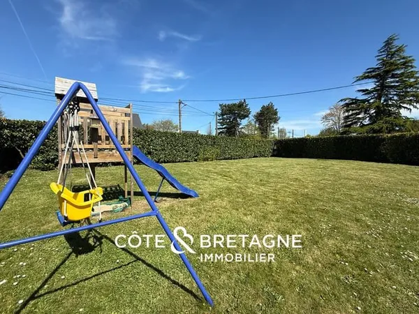 Maison de charme avec jardin et dépendance -- Secteur Hillion