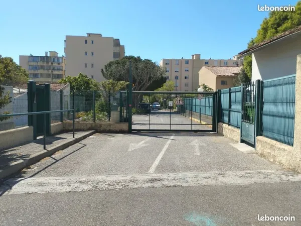 Place de parking à louer - Pratique et bien située