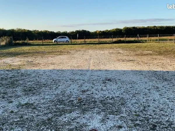 Terrain stabilisé en zone industrielle pour parking ou stockage