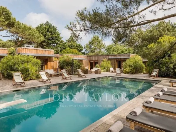 Villa 7 pièces 230 m²