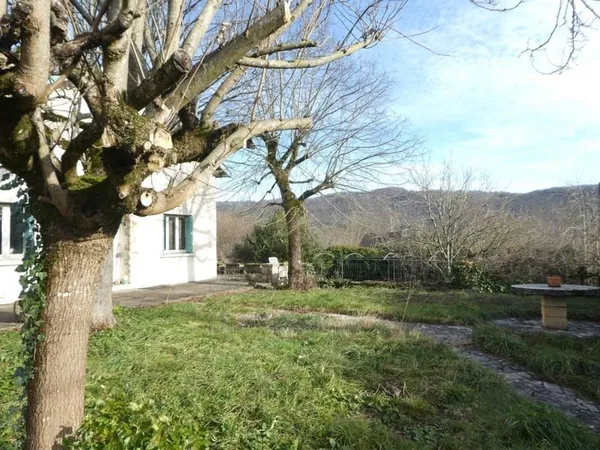 Maison de 90 m² habitables à rénover avec terrain de 2320 m²