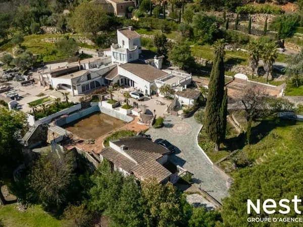 Propriété d'exception à Grimaud ? 600 m² de potentiel avec 3 piscines et plus de 7000 m² de terrain