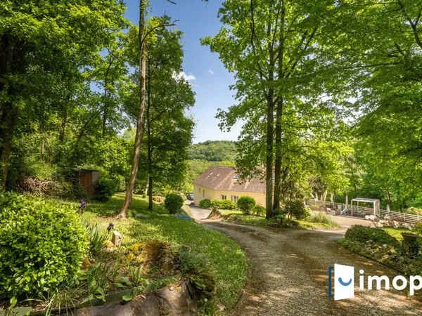 BELLE DEMEURE FAMILIALE AVEC VUE DEGAGEE ET SOUS SOL TOTAL