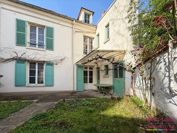 Poissy coeur de ville , Spacieuse maison de 135 m2 avec jardin, beaux volumes et fort potentiel