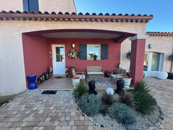 Maison familiale avec piscine dans un environnement résidentiel recherché