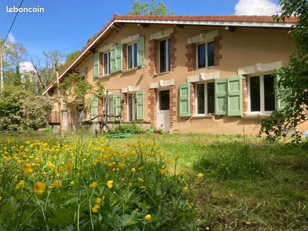 Grande maison ancienne pleine de charme, idéalement située à Rabastens