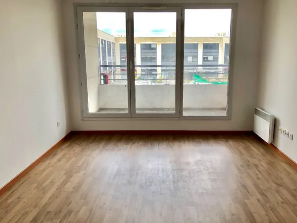 Appartement 2 pièces à Lognes, centre ville, 3min du RER A + parking