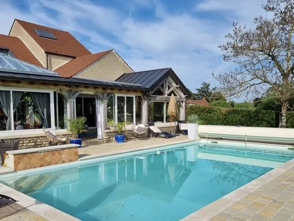 Propriété contemporaine avec parc, piscine à 1h30 de Paris.