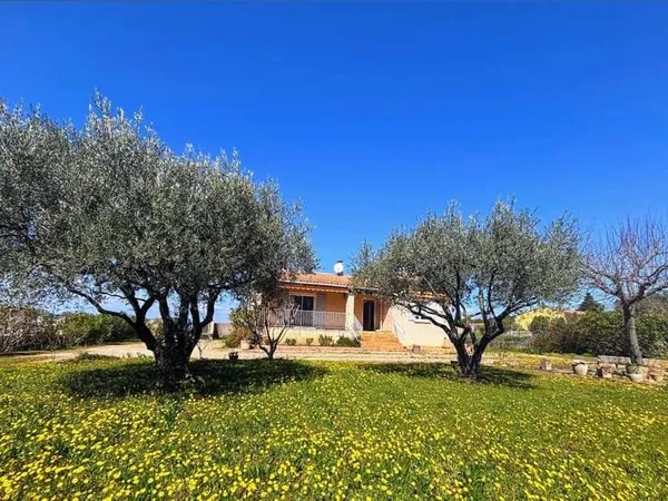 PROCHE GRIGNAN , VILLA DE PLAIN-PIED DE 112M2 SUR UN TERRAI